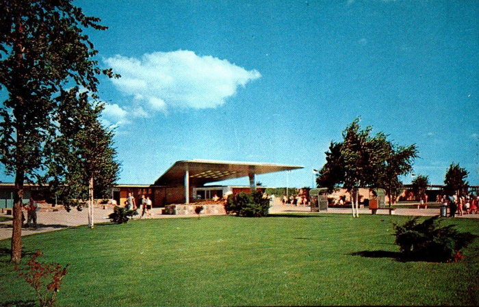 Lake St. Clair Metropark (Metro Beach, Metropolitan Beach) - Vintage Postcard